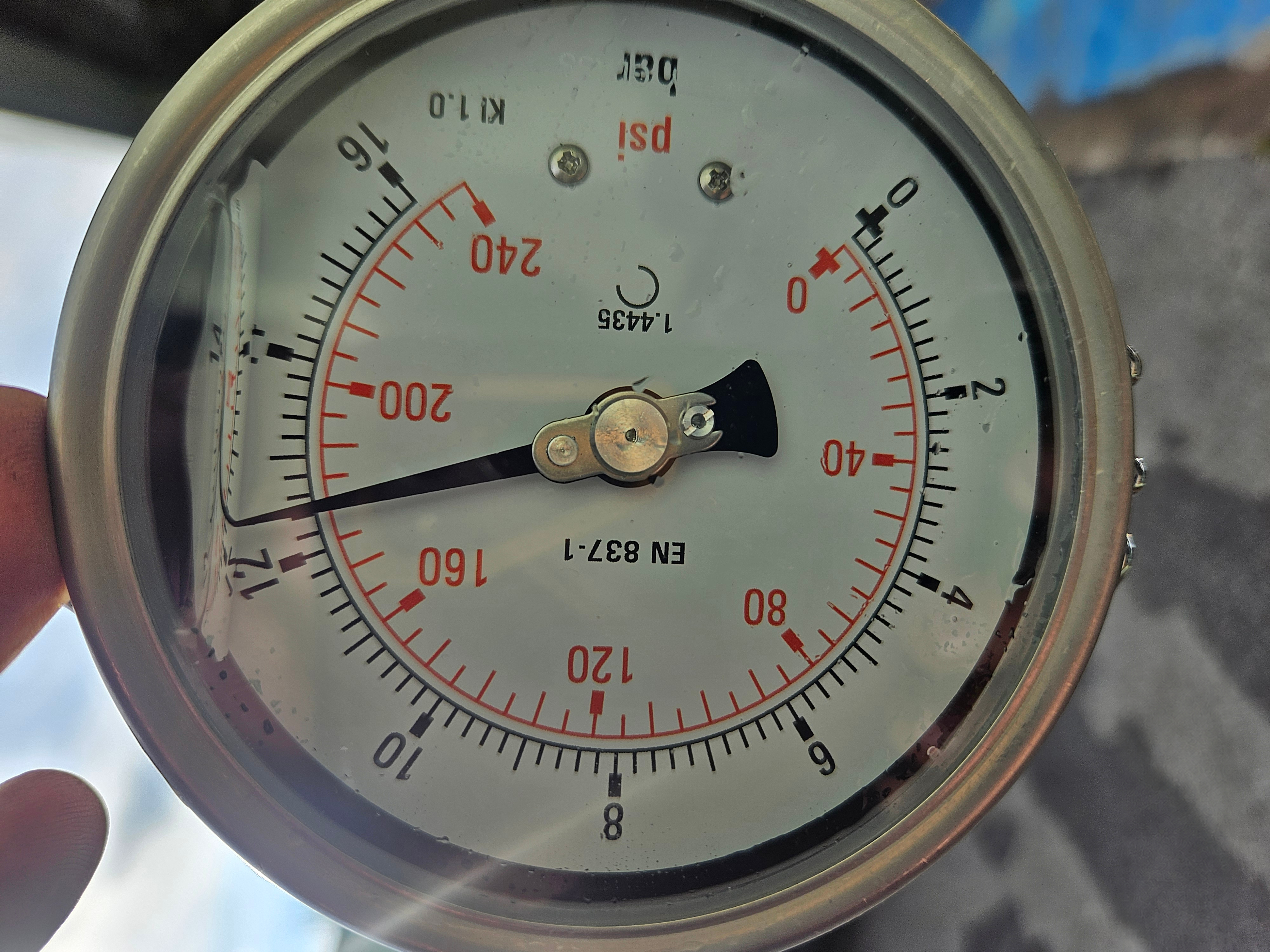 Pressure gauge recording a hydrostatic coil pressure test